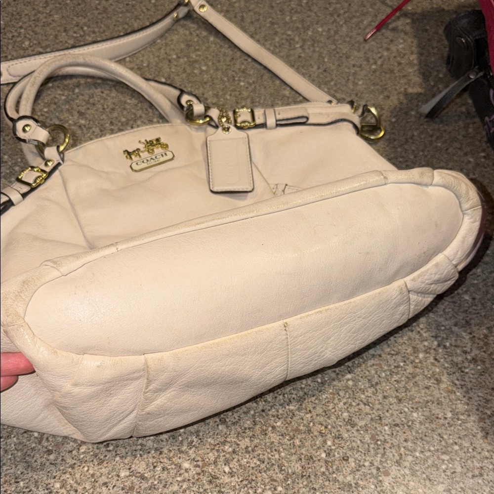 Coach Off-White Leather Shoulder Bag - Picture 2 of 6